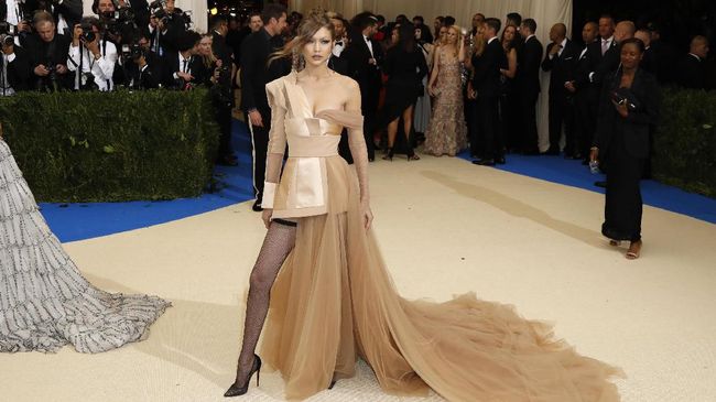 Gigi Hadid tampil cantik dan sendirian di malam Met Gala. Sang kekasih, Zayn, malik tak menemani karena cedera kaki.