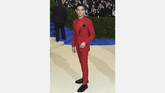 Dominasi Warna Merah di Perayaan Met Gala 2017 Karpet merah Met Gala 2017 (1/5) mendadak lebih menyala dengan dominasi warna merah mencolok yang dikenakan para selebriti Hollywood malam itu.