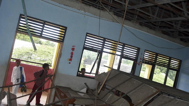Sebanyak 14 siswa terluka setelah bangunan aula SMKN 1 Miri Sragen, Jateng, roboh akibat hujan disertai angin kencang, Selasa (20/11) petang.