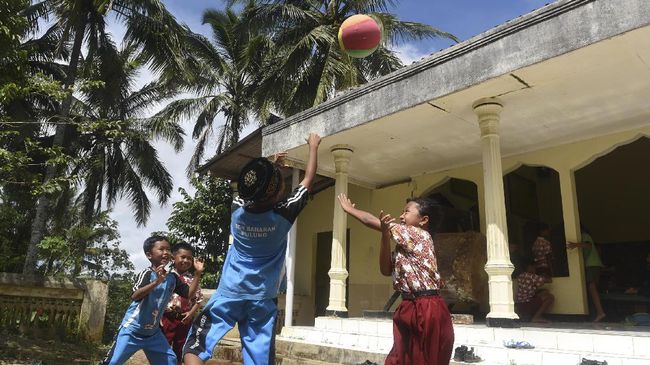 Pengamat Pendidikan, Itje Khodija menilai pendidikan dalam rumah dan sekolah harus sejalan. Artinya, orang tua dan sekolah harus mengikuti perkembangan zaman.