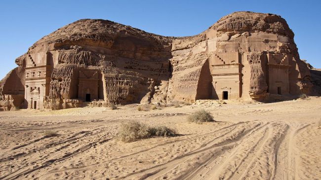 Kota Petra di Yordania sangat populer di kalangan wisatawan. Jika ingin suasana yang lebih tenang, coba datang ke Mada'in Saleh di Arab Saudi.