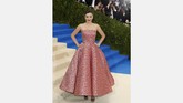 Dominasi Warna Merah di Perayaan Met Gala 2017 Karpet merah Met Gala 2017 (1/5) mendadak lebih menyala dengan dominasi warna merah mencolok yang dikenakan para selebriti Hollywood malam itu.