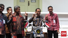 Senyum Jokowi di Perpustakaan Motor Tambal Ban