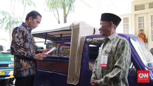 Sekantong tas berat berisi buku dari Jokowi disebut bukan hanya sekedar oleh-oleh, melainkan lambang dari hal lain yang akan dilakukan Presiden.