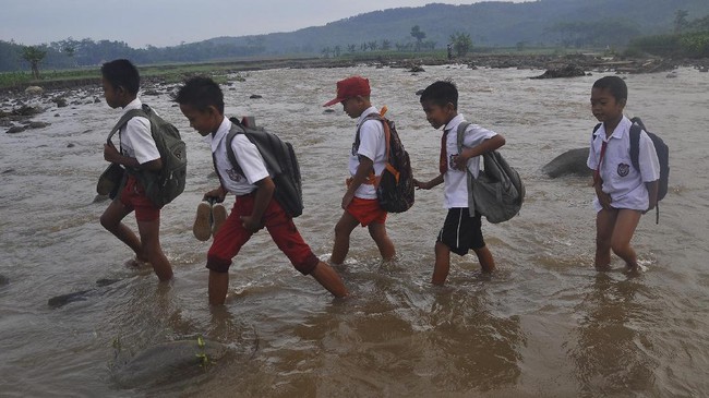 Kemendikbud akan berembuk dengan Kemenag untuk membuat petunjuk teknis dan memastikan program lima hari sekolah tidak mematikan kegiatan madrasah diniyah.