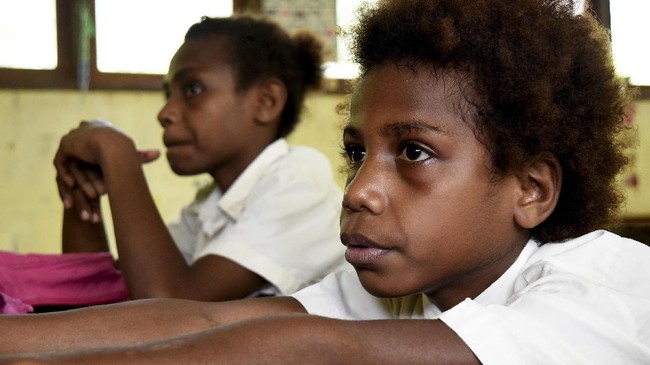 Tidak sedikit siswa di Papua yang tak bisa mengikuti pembelajaran jarak jauh karena keterbatasan listrik dan internet.