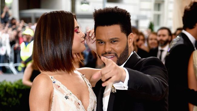 Meski diketahui tengah berpacaran dengan The Weeknd, Selena Gomez membantah isu yang beredar mereka berdua bakal kolaborasi membuat karya bersama.