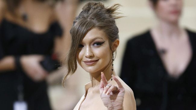 Gigi Hadid akhirnya mengisahkan awal mula ketika dirinya mengetahui tengah hamil, mengatasi mual, masa mengidam, dan bantuan dari Taylor Swift.