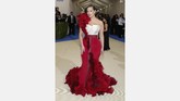 Dominasi Warna Merah di Perayaan Met Gala 2017 Karpet merah Met Gala 2017 (1/5) mendadak lebih menyala dengan dominasi warna merah mencolok yang dikenakan para selebriti Hollywood malam itu.