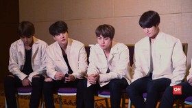 Jin 'BTS' Coba Potong Poni Sendiri