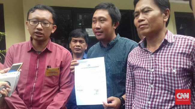 Keluarga melaporkan tindakan 16 polisi Lampung karena dianggap telah sewenang-wenang menembak mati lima remaja dalam razia begal.