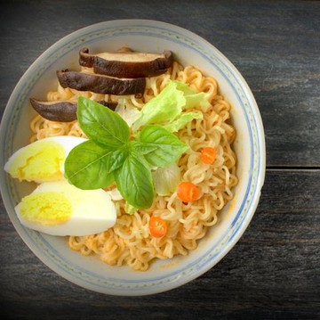 Kiat Menyantap Mie Instan Saat Diet