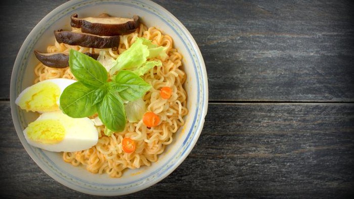 Kiat Menyantap Mie Instan Saat Diet