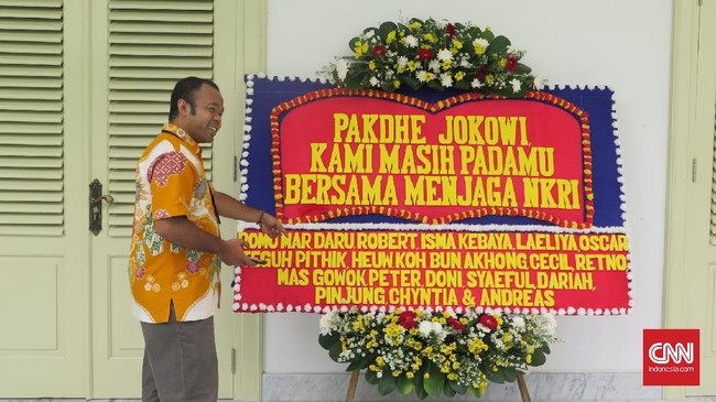 Karangan bunga dukungan bagi Presiden Joko Widodo mulai berdatangan di Kompleks Istana Kepresidenan. Juru bicara mengapresiasi pemberian bunga ini.