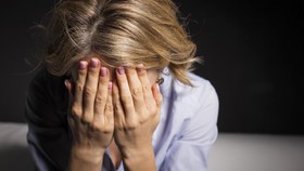 Wanita Belanja Setengah Bugil, Masyarakat Malah Jadi Penonton