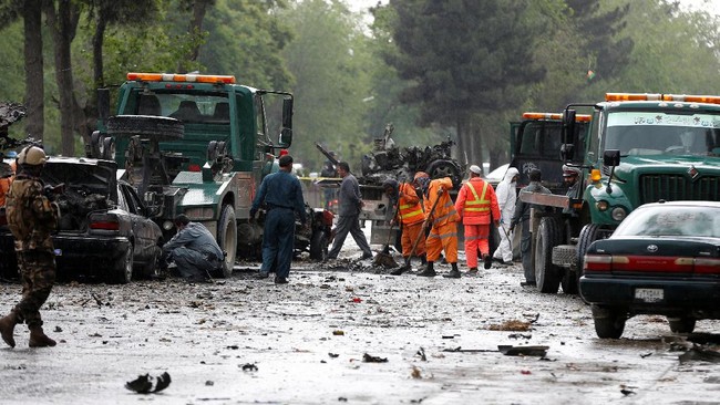 ISIS mengklaim bertanggung jawab atas insiden ledakan di dekat kedubes AS di Kabul, Afghanistan, yang menewaskan tiga tentara Amerika.