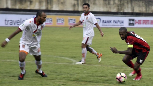 Boaz Solossa mengajukan beberapa syarat kepada klub yang ingin merekrutnya, termasuk Persija dan Borneo FC.