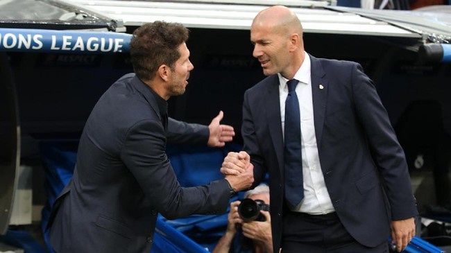 Gaji pelatih baru Real Madrid Zinedine Zidane hanya separuh dari gaji pelatih Atletico Madrid Diego Simeone yang merupakan rival sekota El Real.