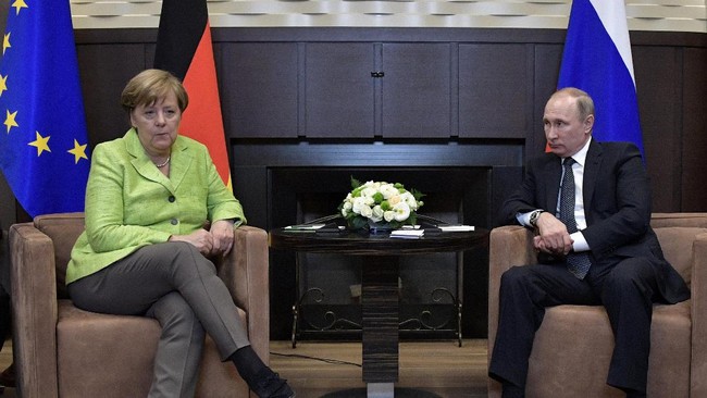 Pertemuan Kanselir Jerman Angela Merkel dan Presiden Rusia Vladimir Putin di Sochi berjalan tegang menyusul sejumlah perbedaan pandangan kedua pihak.