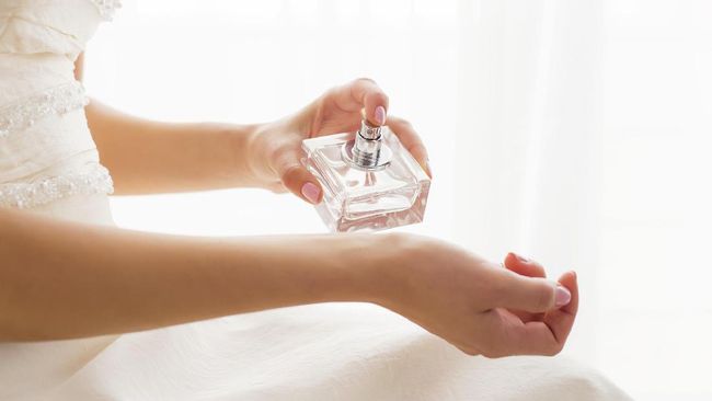 Menggunakan parfum memang tinggal semprot tetapi ada beberapa trik untuk membuat wangi parfum saat disemprotkan ke tubuh lebih tahan wanginya.