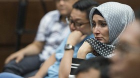 Inneke Berkaca-kaca Kawal Sidang Vonis Suaminya