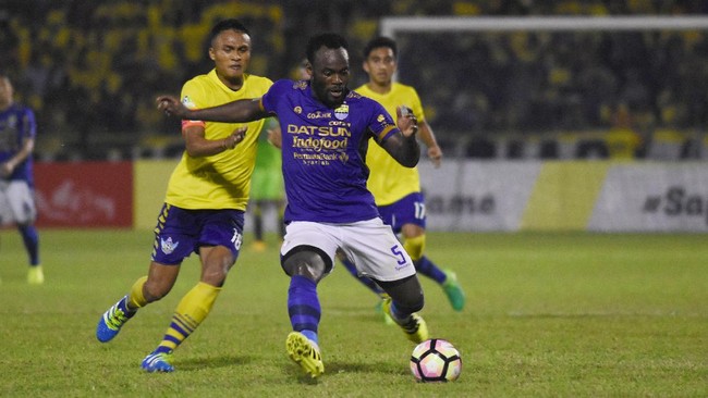 Persib Bandung mengusung misi wajib menang saat menjamu PSM Makassar di Stadion Gelora Bandung Lautan Api (GBLA), Kota Bandung, Rabu (5/7).
