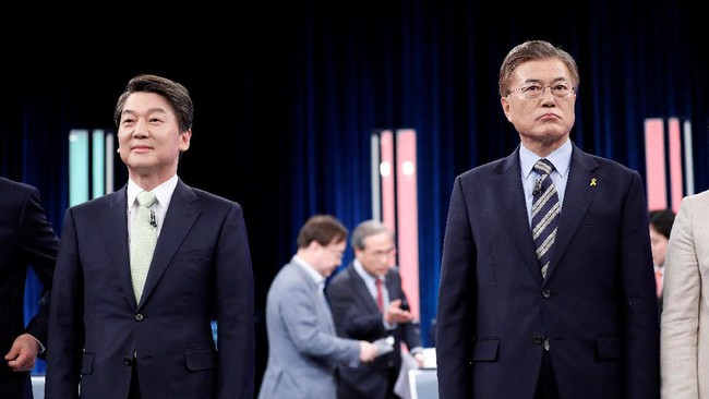 Setelah kekosongan politik karena pemakzulan Presiden Park Geun-hye, warga Korea Selatan memilih kembali sosok baru untuk memimpin negaranya.