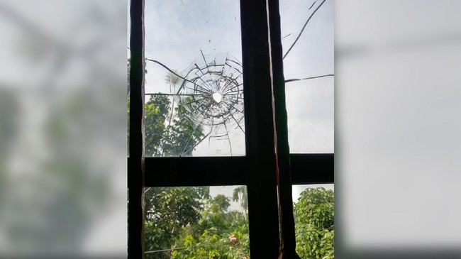 Dua dari tiga petugas keamanan di rumah Jazuli Juwaini tidak mendengar bunyi tembakan. mereka hanya tahu, kaca rumah telah pecah. Polisi masih olah TKP.