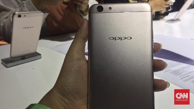Oppo F5 dikabarkan akan hadir dengan mengedepankan desain minim bezel. Disamping fitur kamera selfie yang tetap menjadi daya jual utamanya.