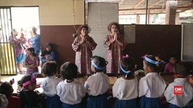 Dedikasi Guru Kembar untuk Sekolah Darurat
