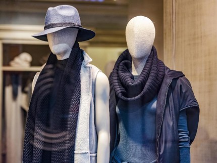 Suami Pajang Patung Mendiang Istri di Rumah Impian, Kisahnya Bikin Haru