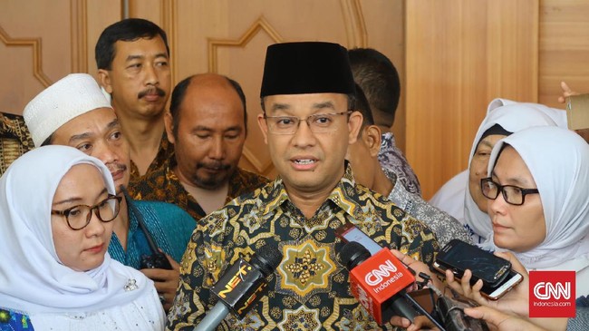 Anies sempat mengusulkan perubahan pergub saat menjadi Mendikbud, tapi ditolak oleh Ahok yang kala itu menjabat gubernur DKI Jakarta.