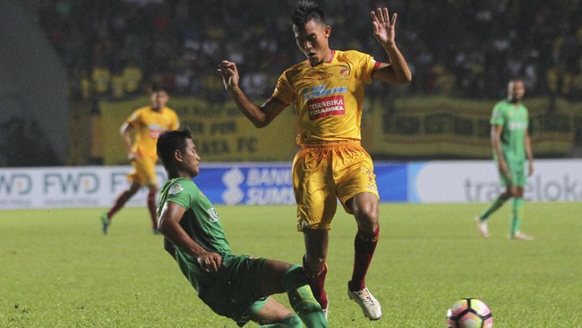 Meski sukses menekuk tuan rumah Sriwijaya FC 2-1, pelatih Bhayangkara FC Simon McMenemy tetap mengeluhkan rendahnya kualitas wasit di Indonesia.