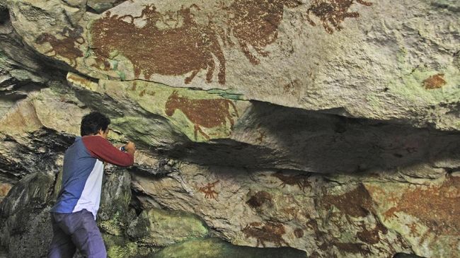 Situs gambar cadas (rock art) di Pulau Kaimear, Kota Tual, terancam rusak akibat pengaruh alam dan aksi vandalisme.