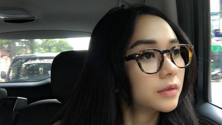 Sahabat dekat Mutia Ayu menegur seseorang untuk mengingatkan soal status dan jaga perasaan. Benarkan ini menyindir unggahan Aura Kasih?