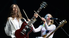 HAIM Rilis Lagu Gasoline Versi Kolaborasi dengan Taylor Swift