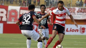 Peter Odemwingie Tuntut Madura United