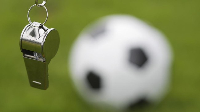 Wasit Jochem Kamphuis mendapatkan kartu kuning saat ia memimpin laga Vitesse Arnhem lawan FC Twente, Minggu (29/4).