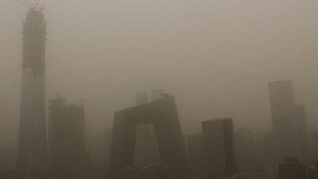 Setidaknya 48 penerbangan dibatalkan karena badai debu yang menerjang Beijing serta wilayah utara China, pada Kamis (4/5) pagi.