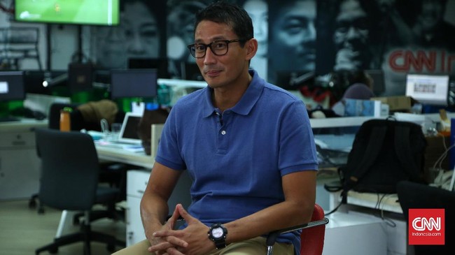 Ketua Fraksi Demokrat DPRD DKI mendampingi Sandiaga blusukan di Rawa Wadas, Pondok Kopi, Jakarta Timur, hari ini. Padahal selama ini Demokrat bersikap nonblok.
