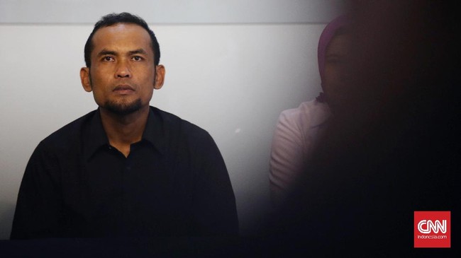 Meski Cak Budi telah minta maaf, Menteri Sosial Khofifah Indar Parawansa menyerahkan persoalan penyelewengan donasi yang dilakukan oleh Cak Budi ke polisi.