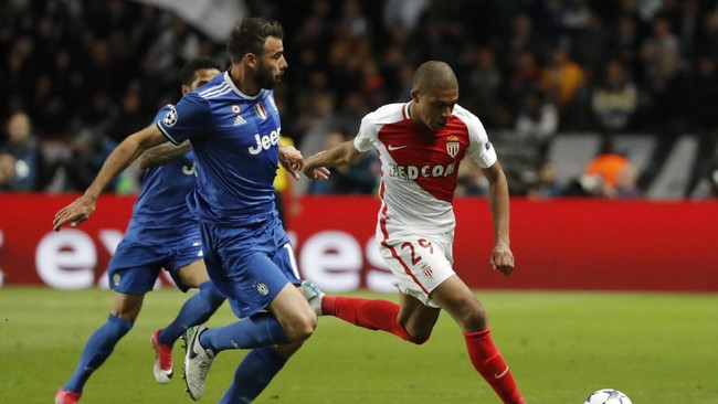 Dalam laga semifinal leg pertama Liga Champions melawan AS Monaco, Pelatih Juventus menempatkan Andrea Barzagli di pos bek kanan dan Dani Alves di sayap kanan.