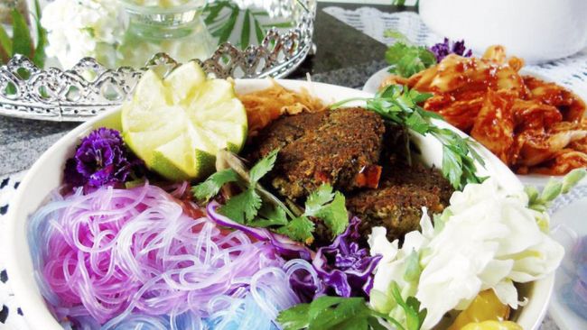 Hanya butuh kubis ungu dan perasan lemon untuk menciptakan mie unicorn yang warna warni yang dipopulerkan oleh blogger makanan, A.J. dari Indigo Kitchen.