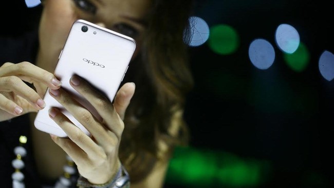 Seri lanjutan F3 Plus dihadirkan Oppo dengan fitur dua kamera depan yang tentu saja pas untuk selfie. Dibanderol Rp 4,4 juta, seperti apa spesifikasinya?