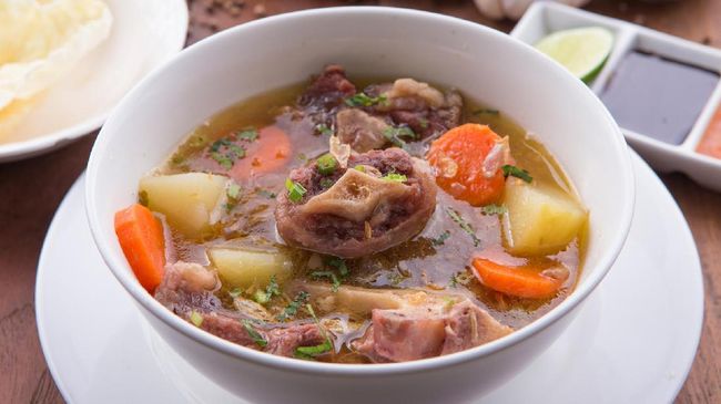 Semangkuk daging buntut berkuah kaldu bening sup buntut racikan koki Renatta Moelek dan Maxie Millian ternyata menghangatkan hati warga lokal Bratislava.