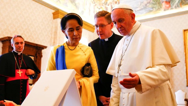 Penasihat Negara Aung San Suu Kyi sepakat membuka kedutaan Myanmar di Vatikan, sementara Paus Fransiskus berencana menunjuk paus untuk ditempatkan di Myanmar.