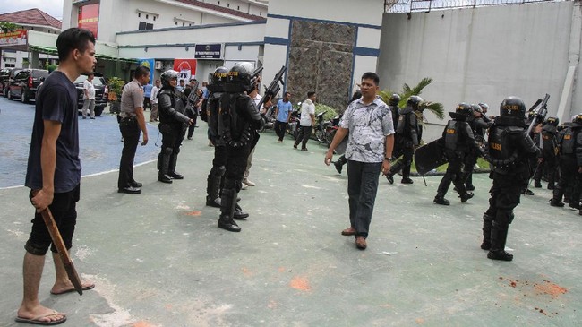 Buntut kasus ratusan napi kabur, Kepala Rutan Kelas II B Sialang Bungkuk, Pekanbaru, Teguh Triahatmanto dipecat dengan tidak hormat.