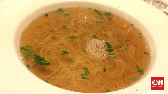 Meski di sana banyak restoran Asia, hanya ada satu restoran makanan Indonesia dan itu masih tergolong baru.