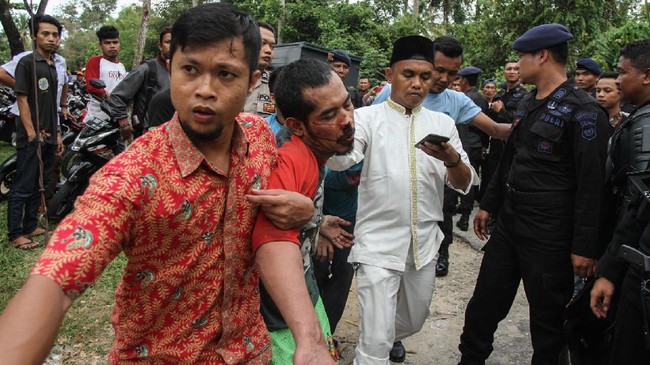 Para tahanan melawan petugas saat kabur dari Rumah Tahanan Klas II B Sialang Bungkuk, Pekanbaru, Riau. Ada yang luka dan jatuh akibat bentrok.