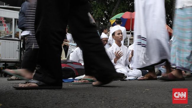 Tayamum merupakan cara bersuci umat Muslim ketika hendak beribadah. Pelajari tata cara tayamum jika saat ingin bersuci Anda tidak menemukan sumber air.